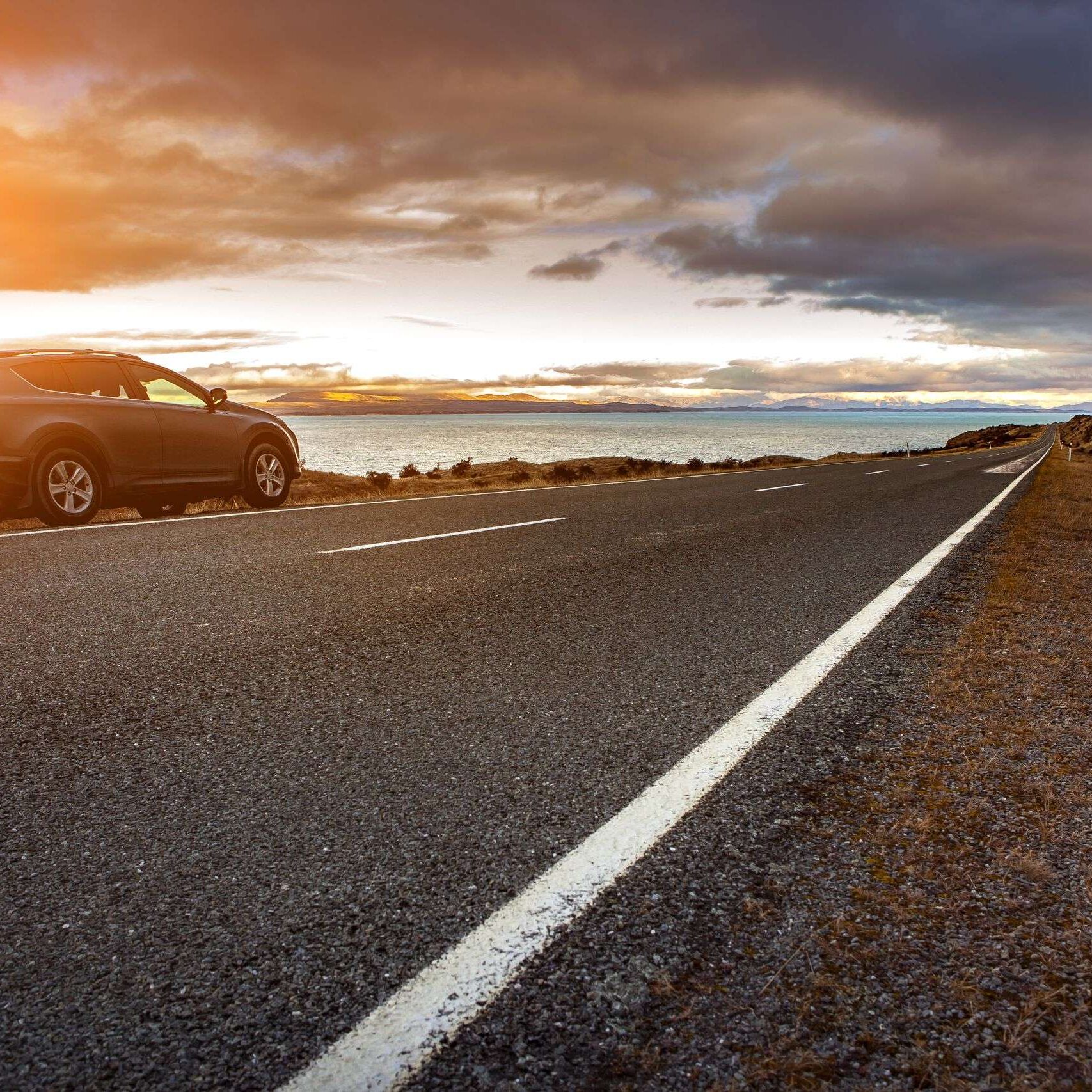 Traveling,Car,And,Beautiful,Scenic,Of,Lake,Pukaki,In,Aoraki